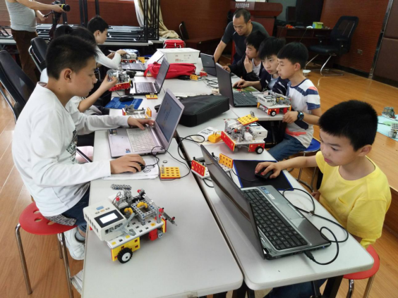 赤壁市青少年学生开展机器人培训活动228.png