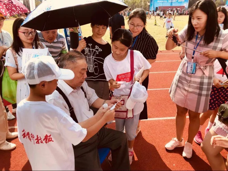 中国科学院院士曹文宣与武汉市的小朋友共同参与科普日活动.jpg