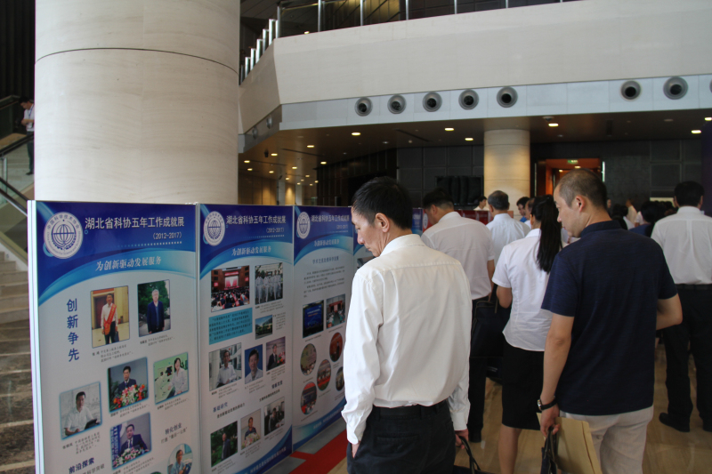 6代表们驻足观看省科协五年工作成就展.jpg