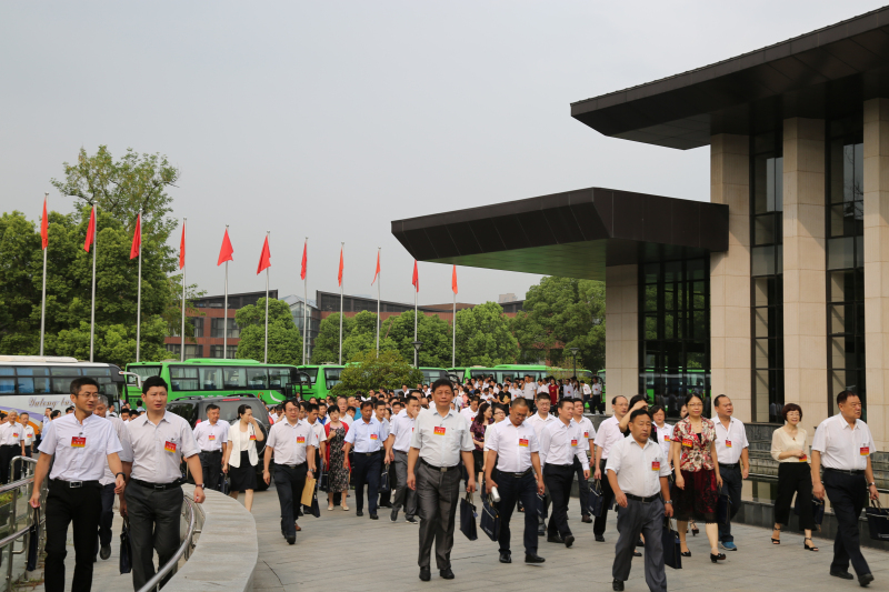 1代表们满怀信心步入会场.jpg