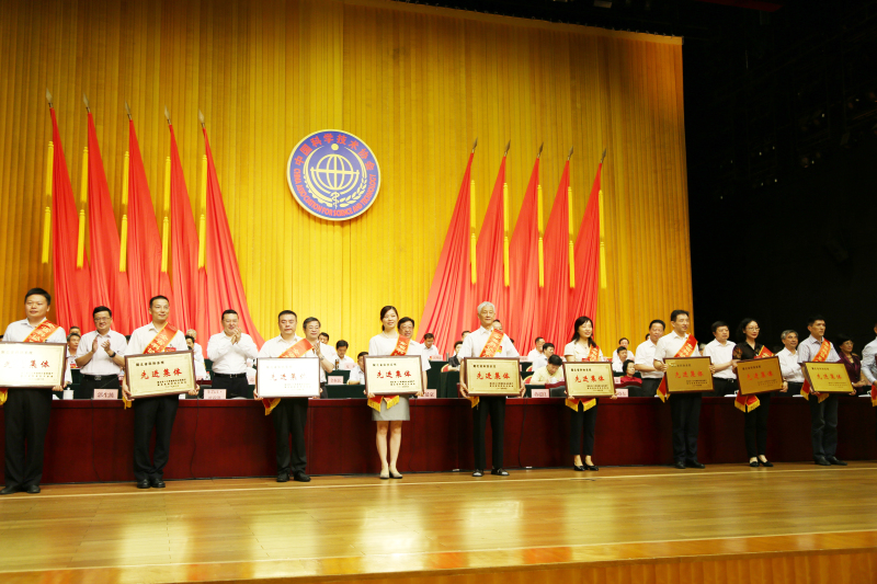 3出席开幕式的领导为受表彰的先进集体代表颁奖_编辑_编辑.jpg