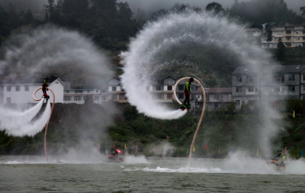 “风情看龙马，敢爱水上飞”.jpg