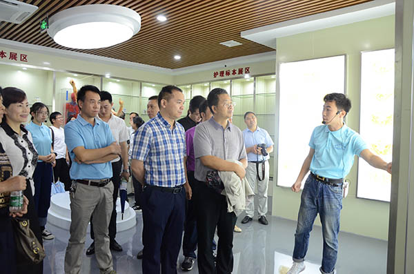 参观生命科学馆.jpg