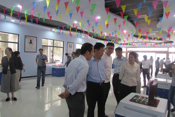 观摩西湖社区科技馆.jpg