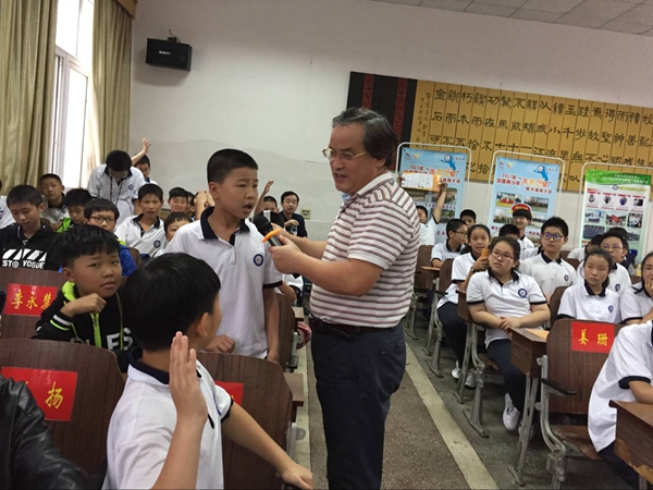 中国地质大学教授徐世球与学生互动.jpg