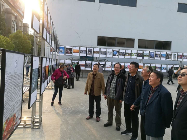 省内多位摄影大咖到影展现场参观点评.jpg