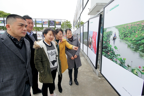 全国各地的宾客争相观看科普荆州摄影大展获奖作品.jpg