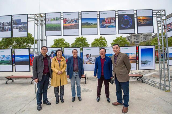 与获奖作品中的水产科技专家王英雄合影留念.jpg