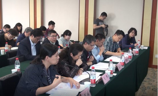 图3.专家评审组进行质询和讨论.png