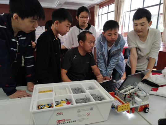 赤壁市青少年学生开展机器人培训活动185.png