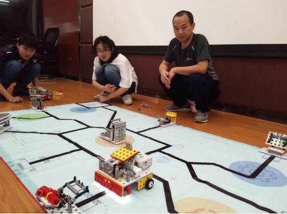赤壁市青少年学生开展机器人培训活动206.png