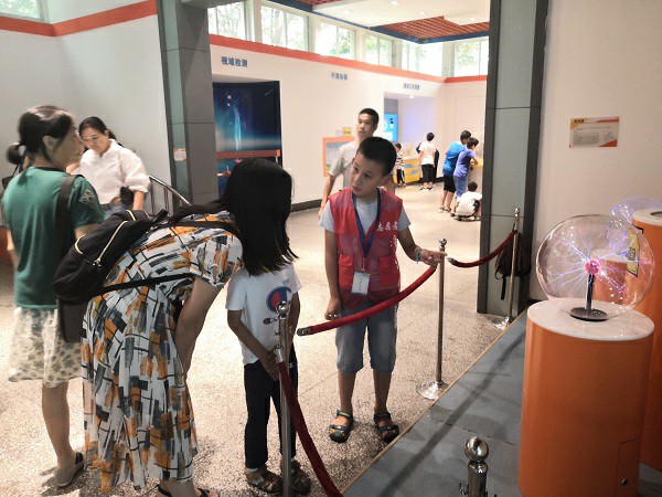 小志愿者耐心地为观众讲解辉光球展品.jpg