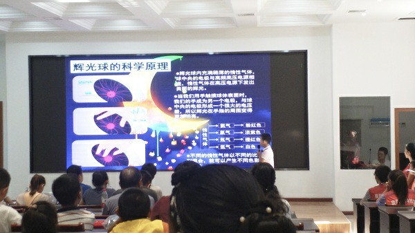 “明星讲解员”比赛选手在台上为观众讲解展品.jpg