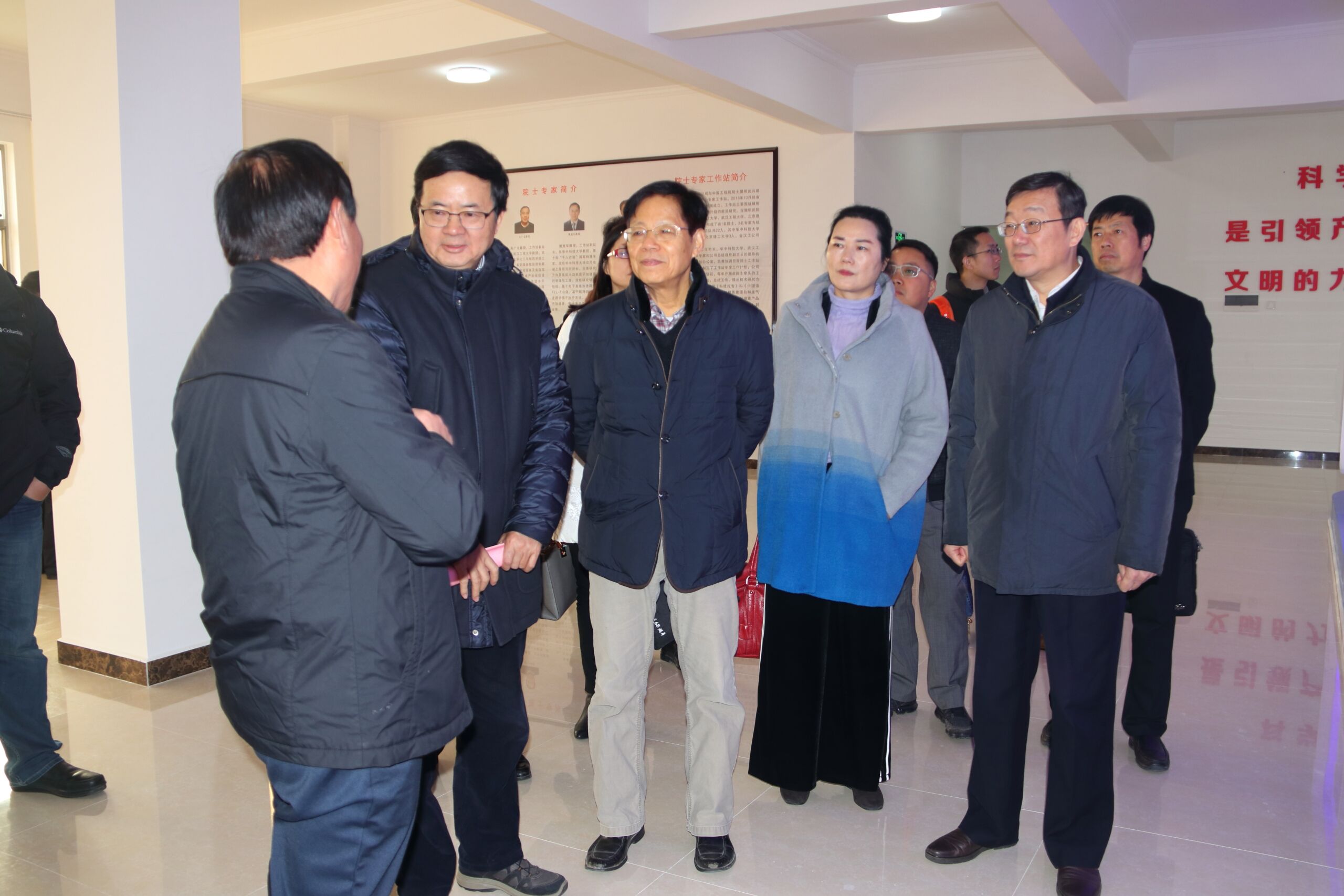3省科协主席郭生练（左二），省科协党组书记、副主席叶贤林（右一），樊明武院士（左三）在金汉江精制棉有限公司调研.jpg