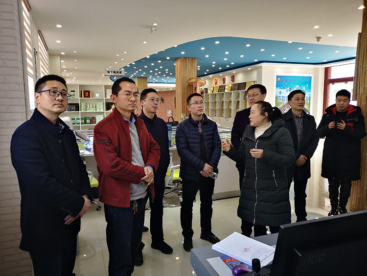 （专家在金阳特色食品有限公司调研在机茶产品质量追溯系统建设情况）