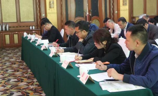 参会人员认真听取报告.jpg