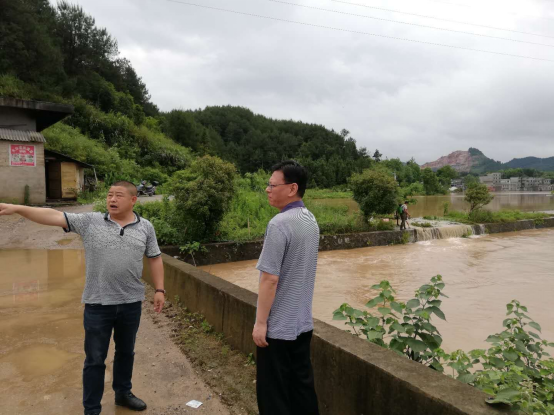 朱必平实地查看灾情75.png