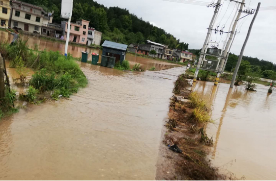 朱必平实地查看灾情99.png