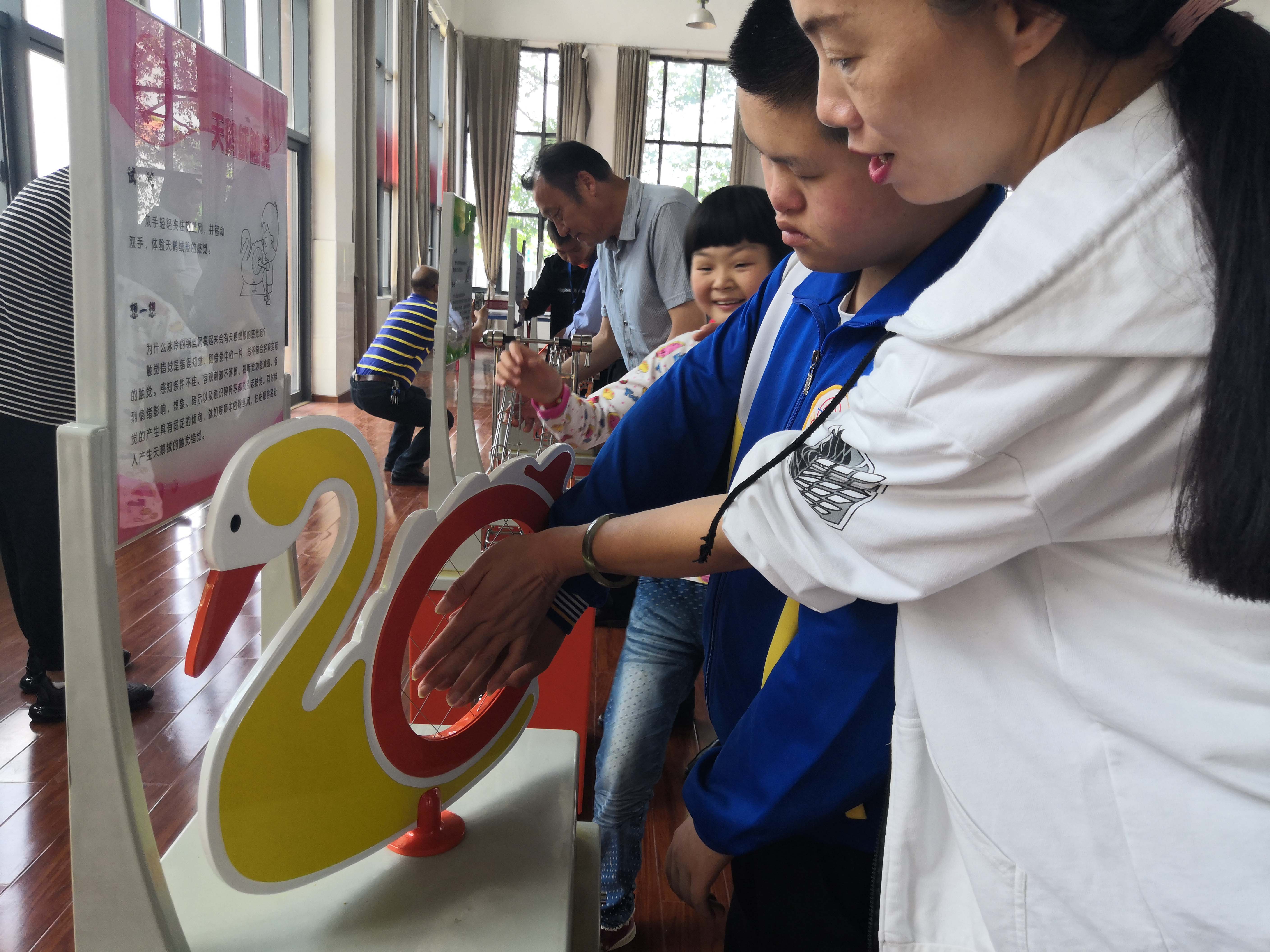 科普大篷车走进特殊学校2.jpg
