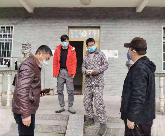 2.4--咸宁市科协驻村工作队防疫在一线289.png
