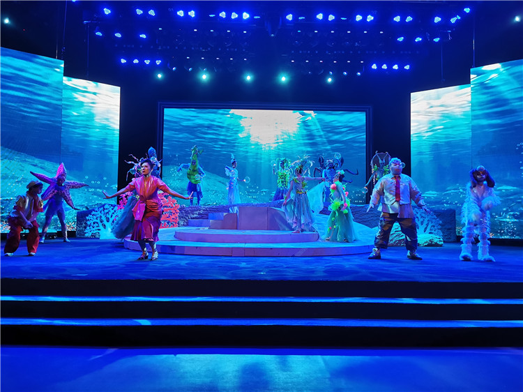3.鄂州市科协邀请湖北长江人民艺术剧院在市融媒体中心表演科普音乐话剧《浮出水面》，为近广大市民群众宣传疫情防控、垃圾分类等科学知识。.jpg