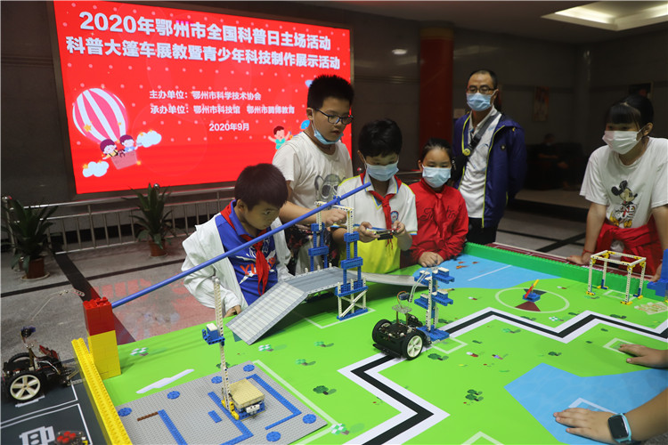 5.少年儿童在鄂州市全国科普日主场活动现场参加科技制作实践.jpg