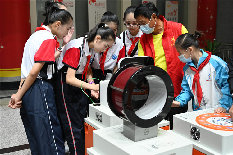 6.青少年在鄂州市科技馆开展的科普大篷车展教活动中体验科普展品.jpg