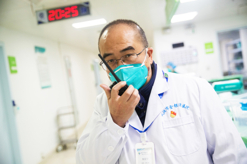 000张定宇04—在病区内了解病情，指导治疗-1.jpg