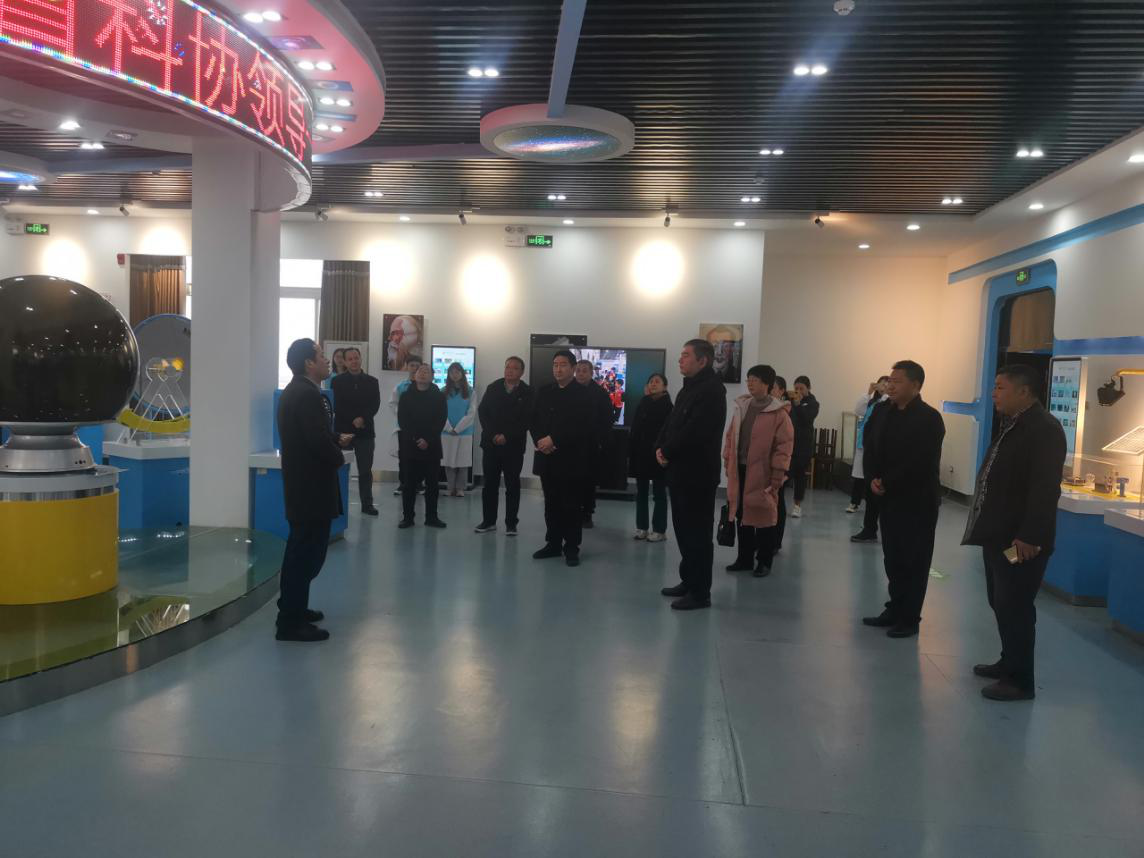2.黄宏伟主席在湖北汽车工业学院物理演示与探索实验室.png