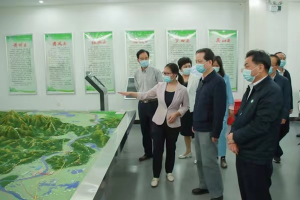 省人大常委会执法检查组来我市开展科学技术普及法执法检查1.jpg