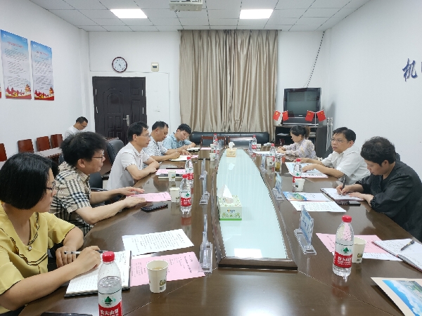 市科协党组书记、主席骆明正到黄冈师范机电与汽车工程学院座谈调研_副本.jpg
