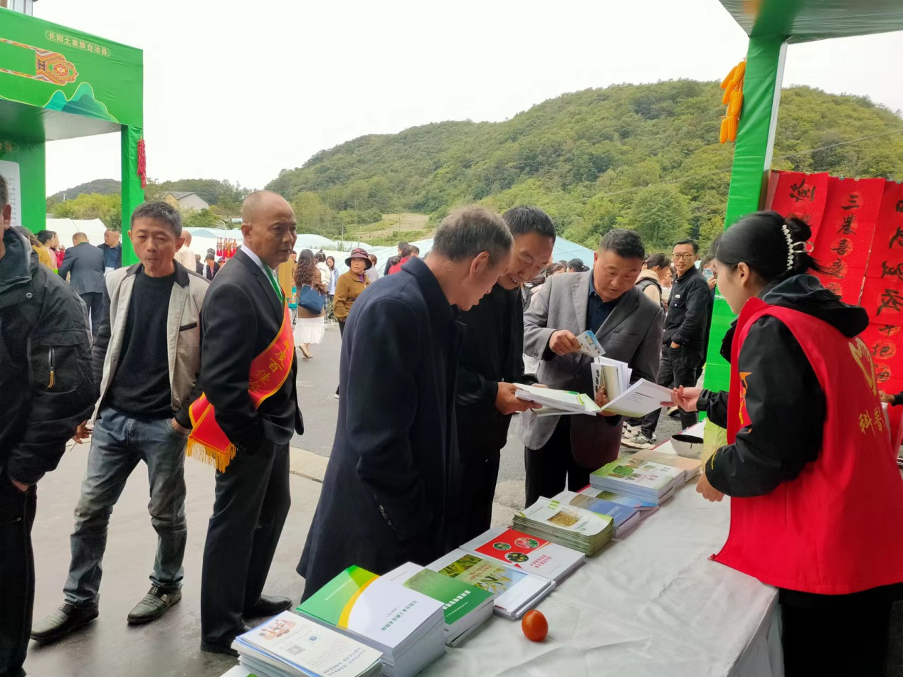 长阳自治县科协开展特色科普志愿服务活动2.png