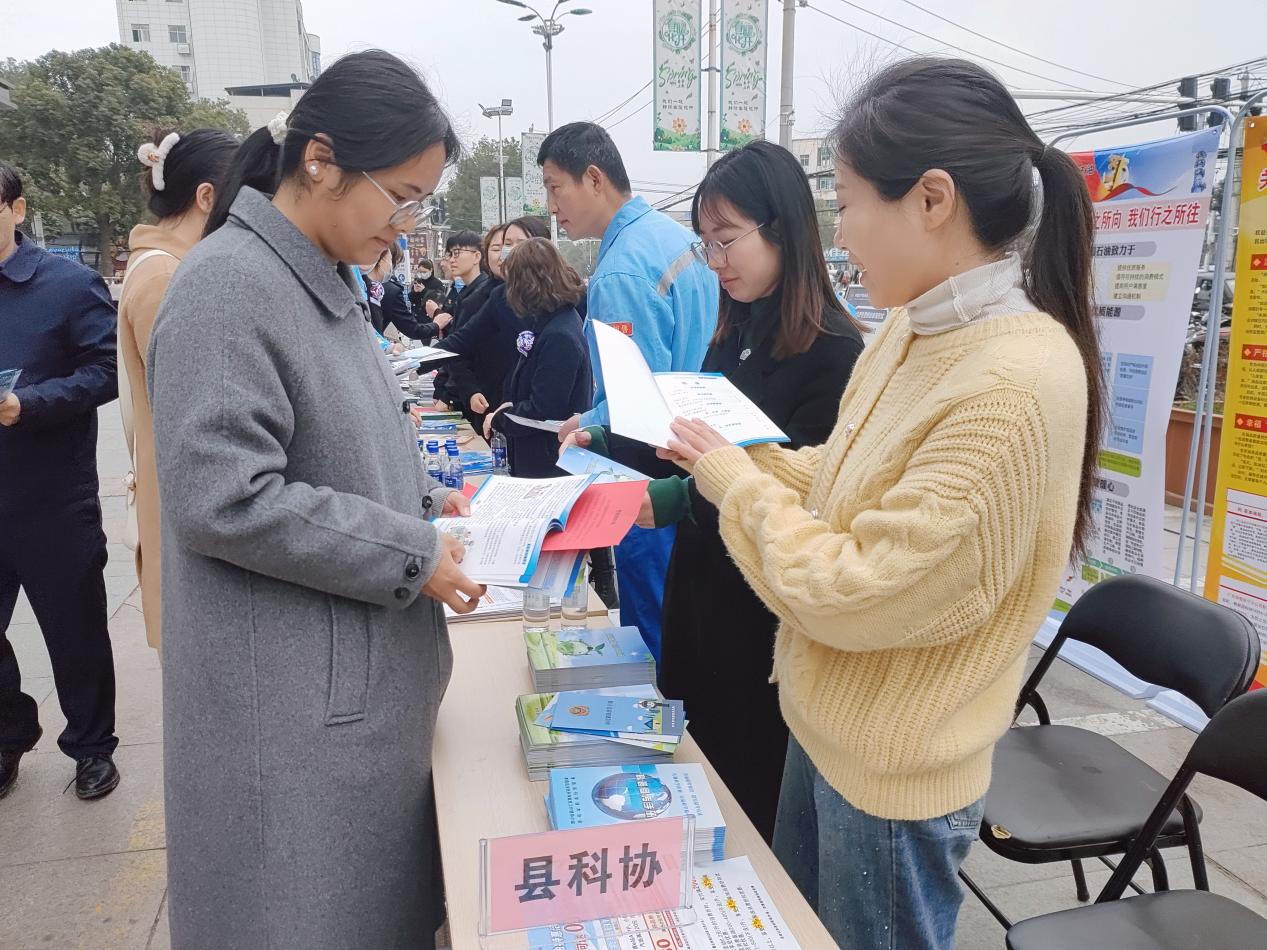 3月13日孝昌县科协开展纪念“3·15”国际消费者权益日宣传活动2.jpg