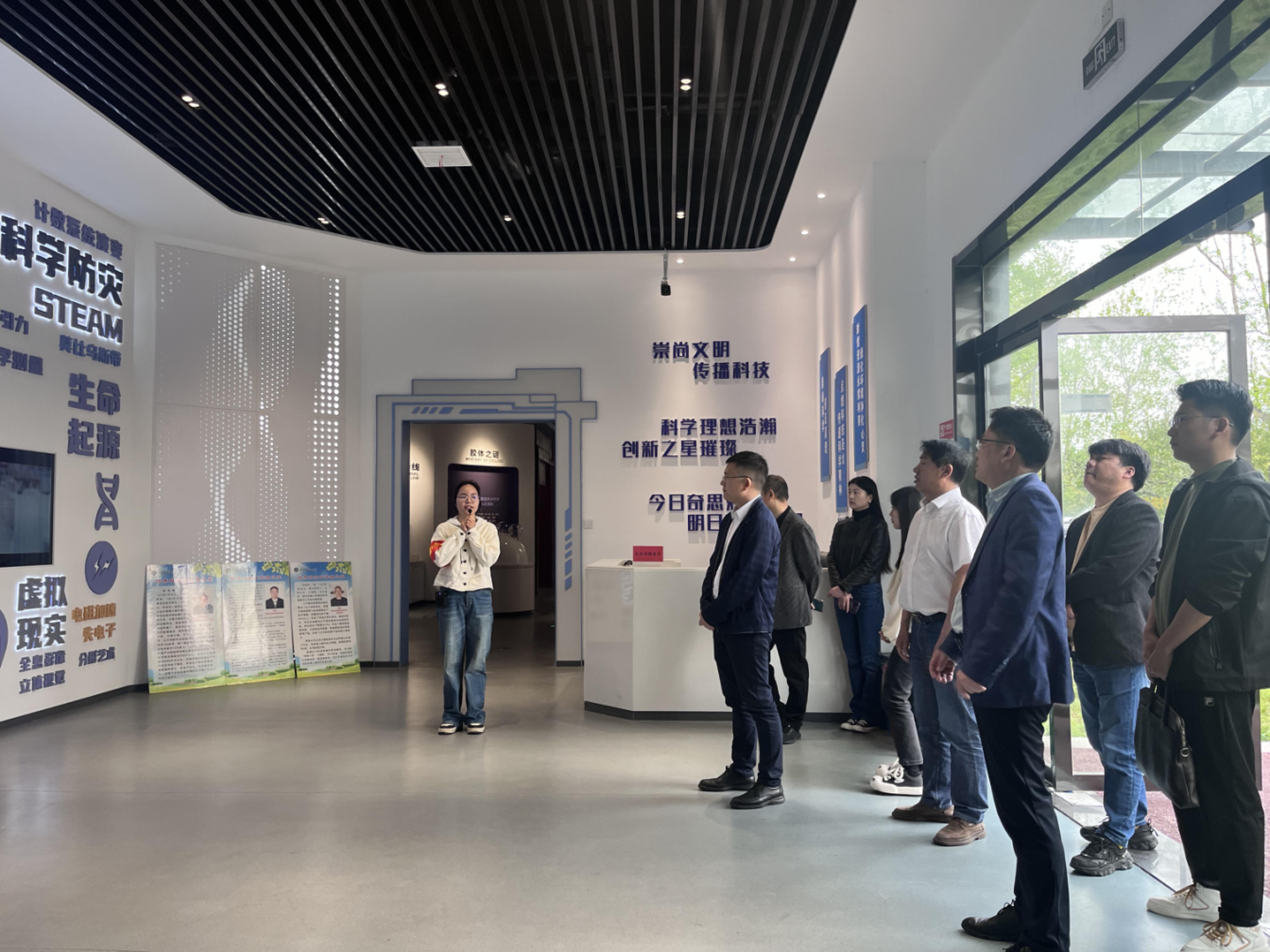 江陵县科协来安考察安陆市科技馆建设工作.jpg