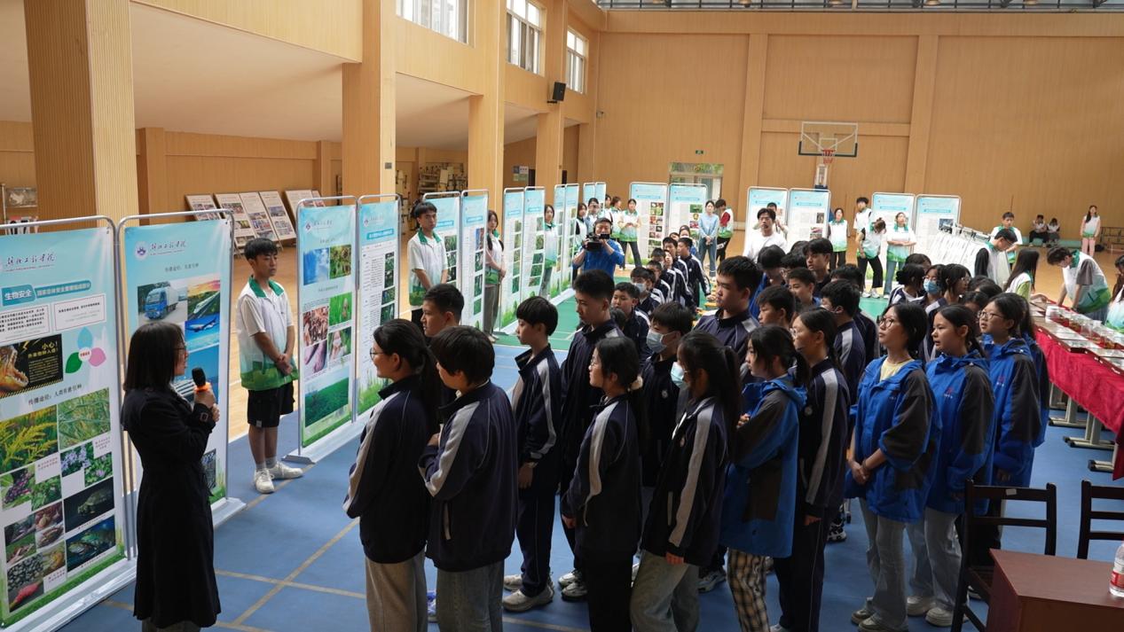 孝感市科协2联合湖北工程学院生命科学院科普教育基地开展全民国家安全教育日“生态安全科普进校园”活动.jpg