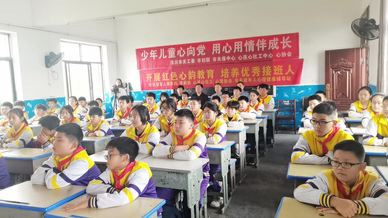 开展红色心韵教育培养红色接22班人.jpg