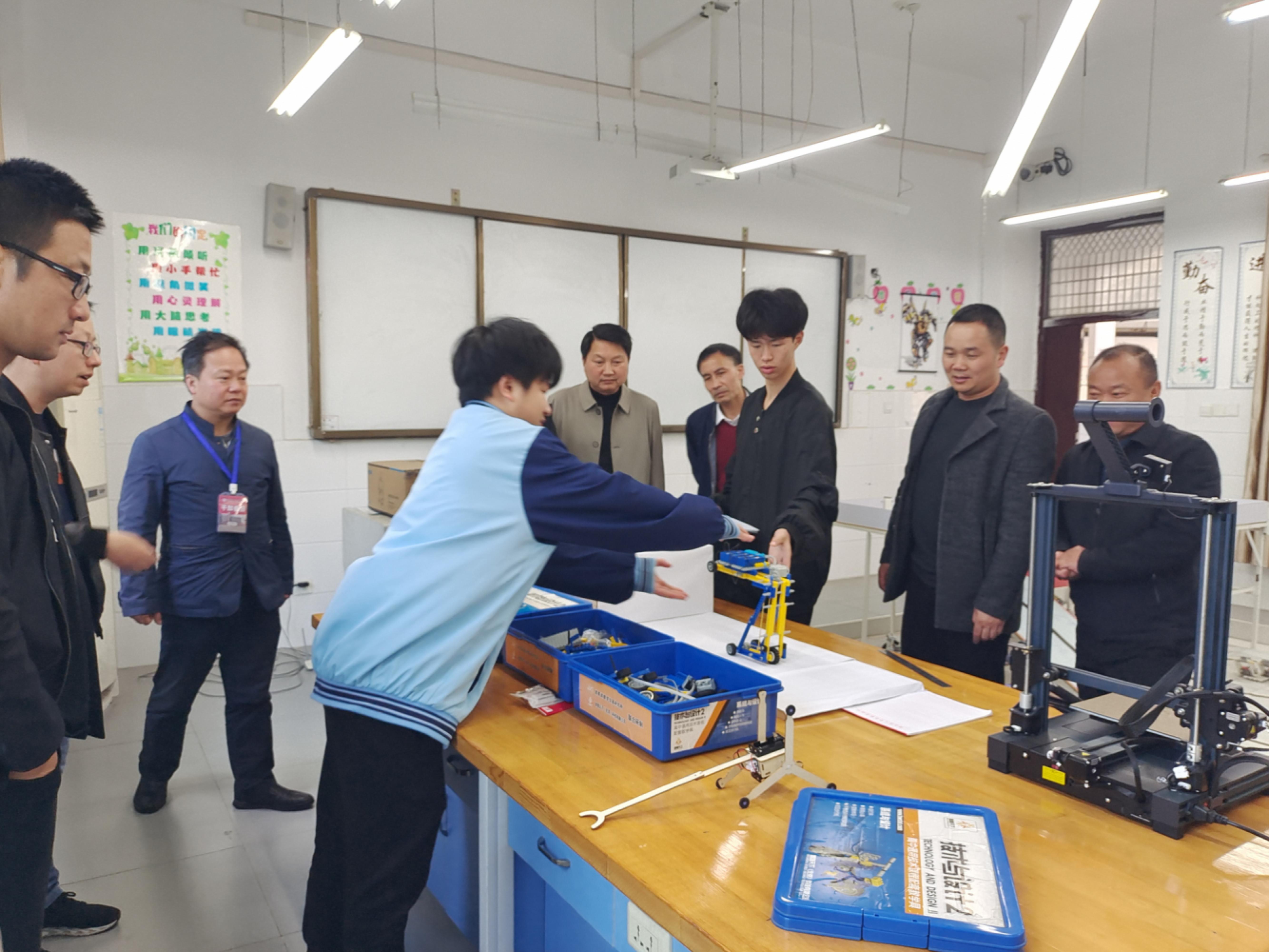 云梦加强科普教育学校建设，赋能青少年科学素质提升.jpg