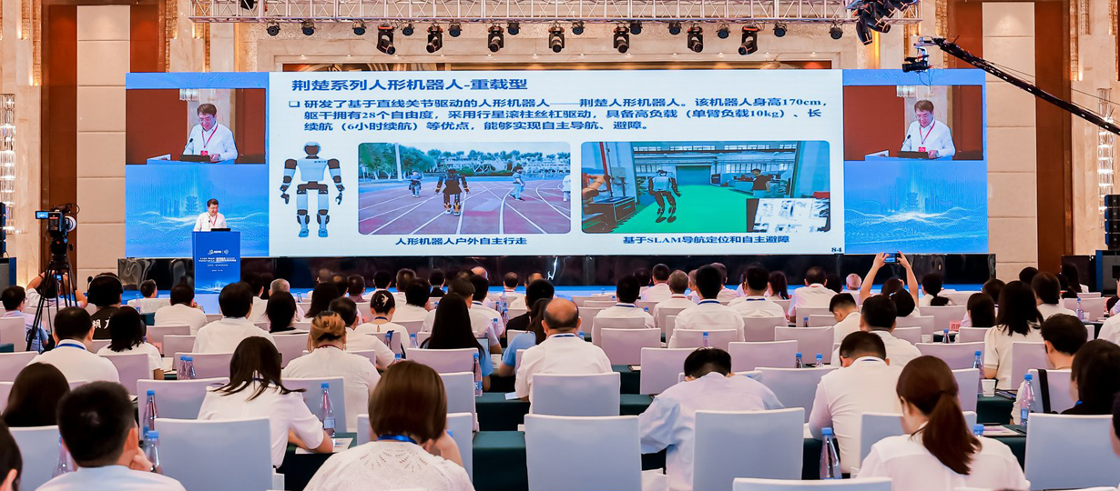 中国科学院院士，华中科技大学学术委员会主任，机器人与智能制造专家丁汉作主旨报告（图片提供：湖北科协网、武汉科技报）