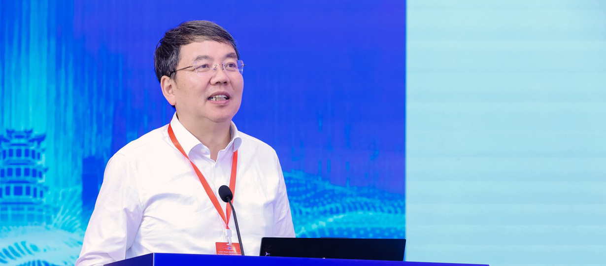 中国科学院院士，华中科技大学学术委员会主任，机器人与智能制造专家丁汉作主旨报告