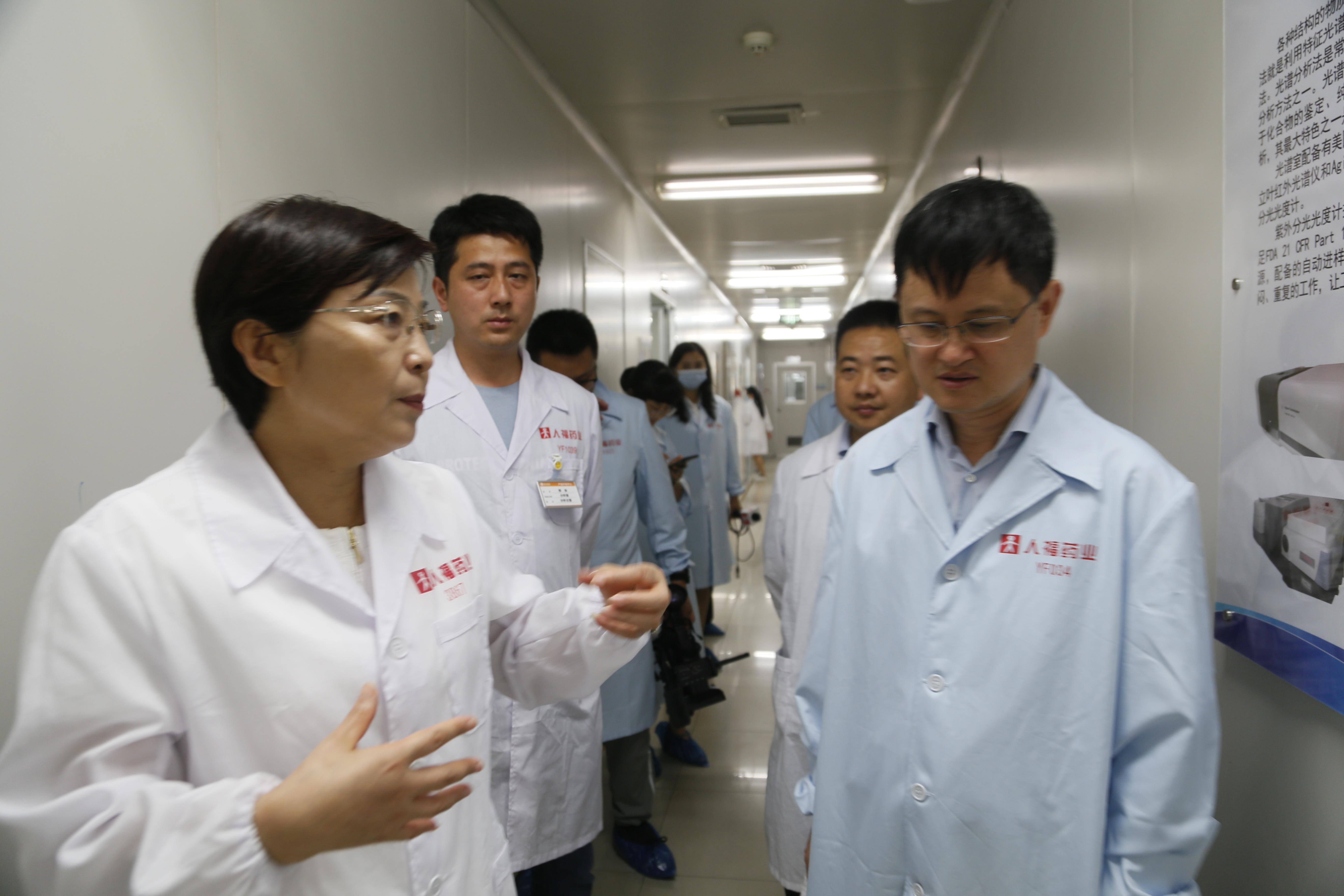 图4：宜昌人福药业总工程师李莉娥与舒红兵院士进行交流.jpeg