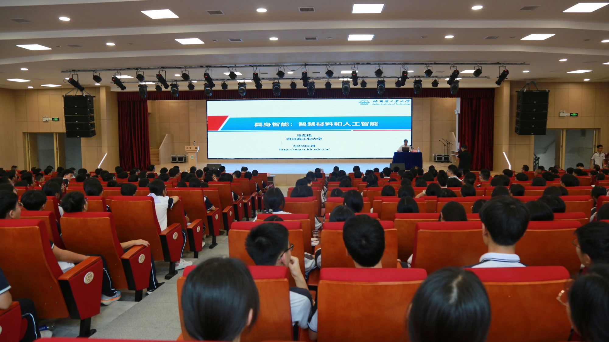 2冷劲松院士在远安县第一高级中学为全体师生开展科普讲座2.jpg