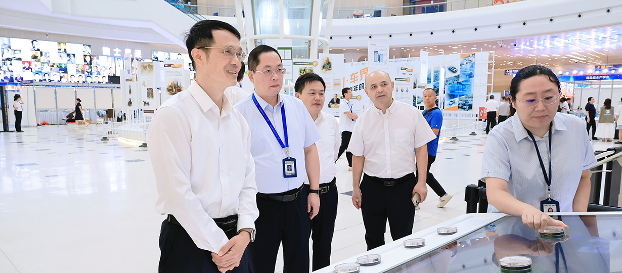 2025年湖北省暨武汉市全国科普月活动（图为省科协党组书记、副主席周德文参观现场） (1).jpg