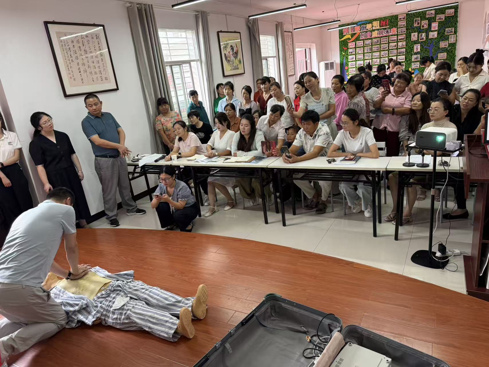 现场急救技能演示-.jpg