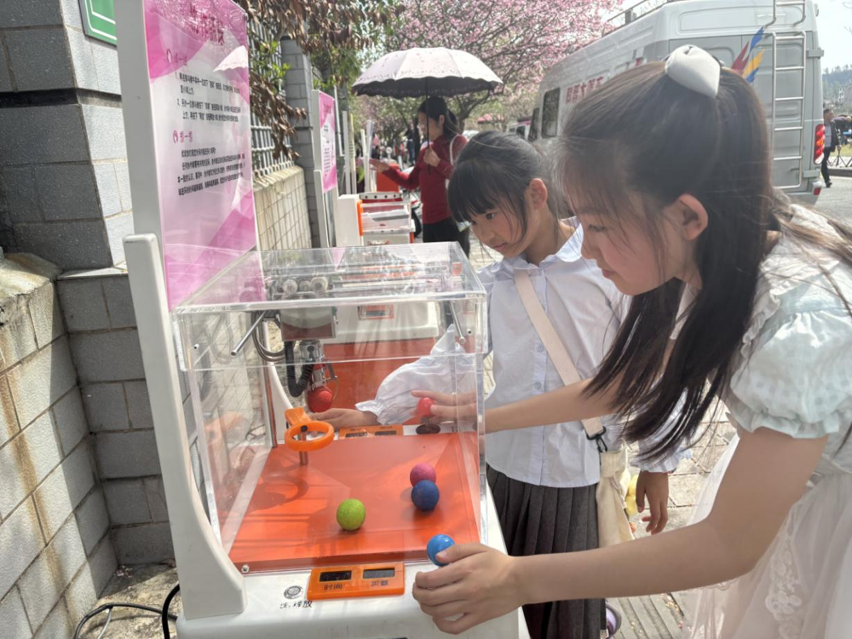 海棠花会春意满 科学知识进社区1.png