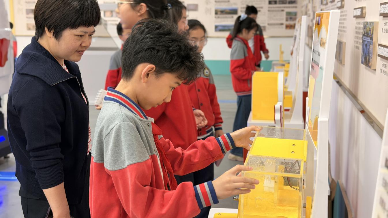 夷陵区科协组织实小学生领悟科学家精神1.png