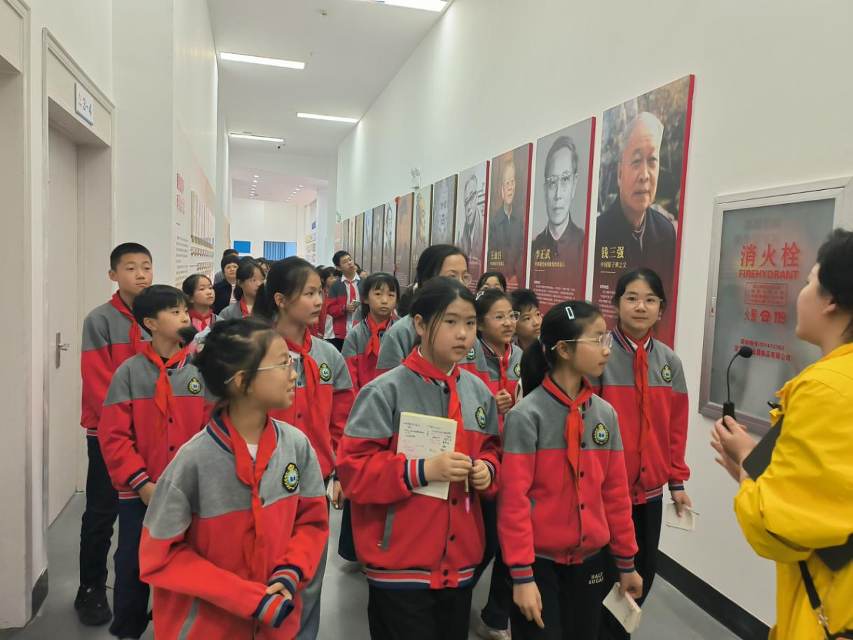 夷陵区科协组织实小学生领悟科学家精神2.png