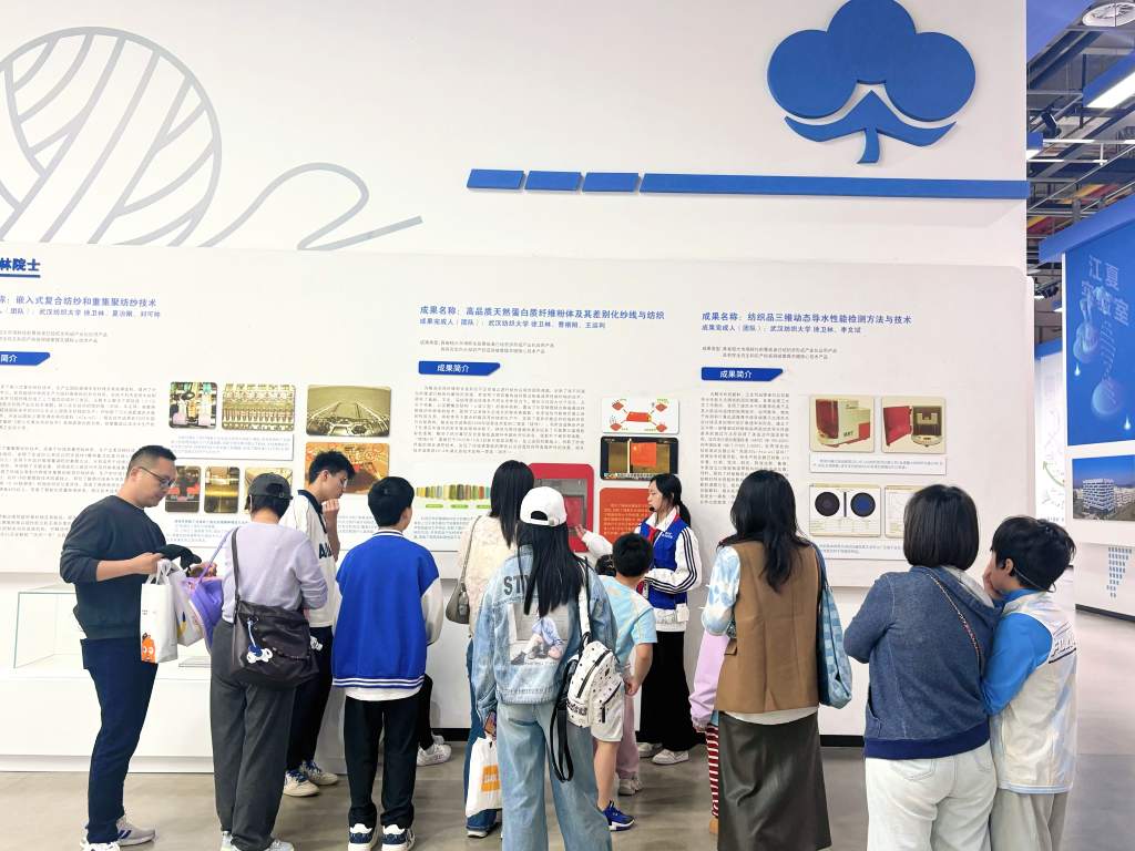 志愿者讲述科学家故事“月面中国红”_1024_768_66.jpg