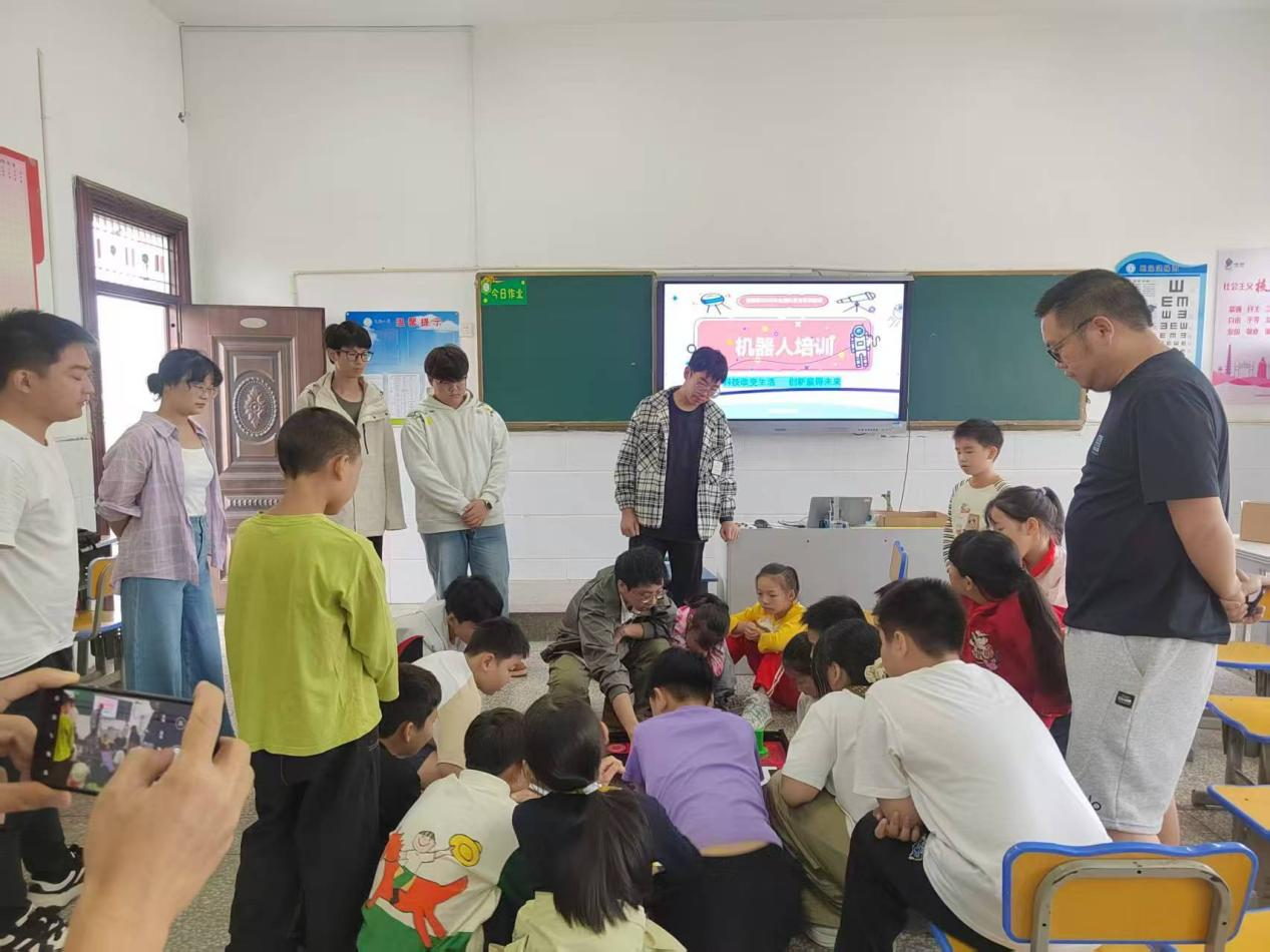 1789716020728050304.png 全国科普月系列活动—当阳市开展机器人培训进校园活动1.png