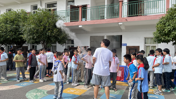 1790239746701024632.png 十七小流动科学课活动新闻稿(2)645.png