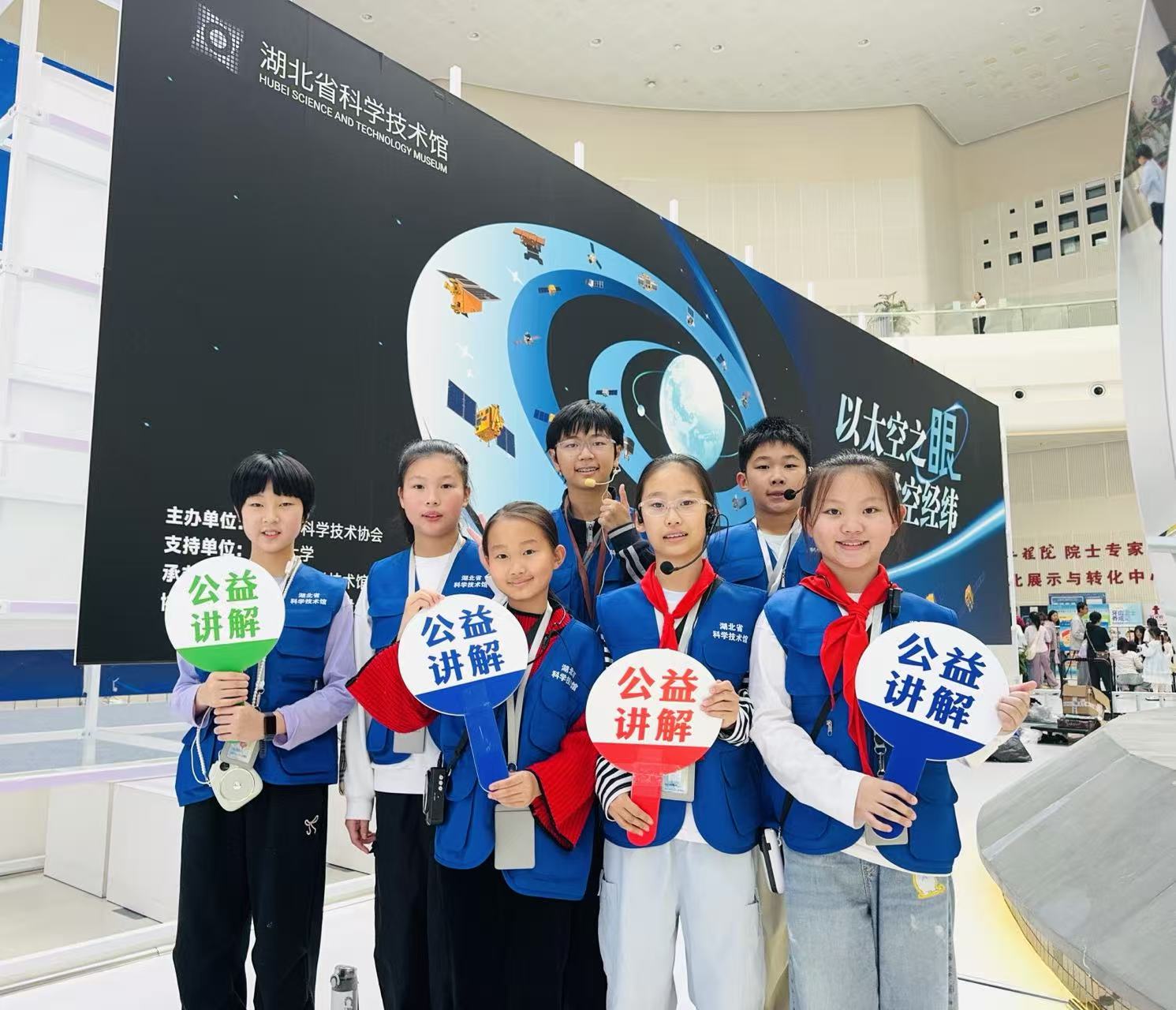 1791877793624092243.jpg 小小志愿者1.jpg